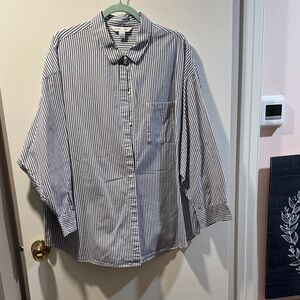 Old Navy Women’s The Boyfriend Shirt Navy and White Striped Button Down